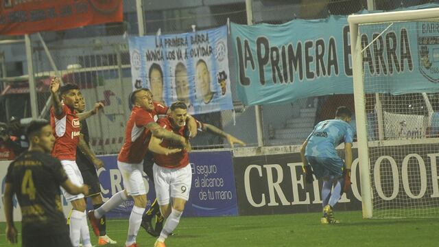 De tanto buscar, Pablo Vegetti puso de taco el 1 a 0 para otro triunfo de Belgrano (Javier Ferreyra).