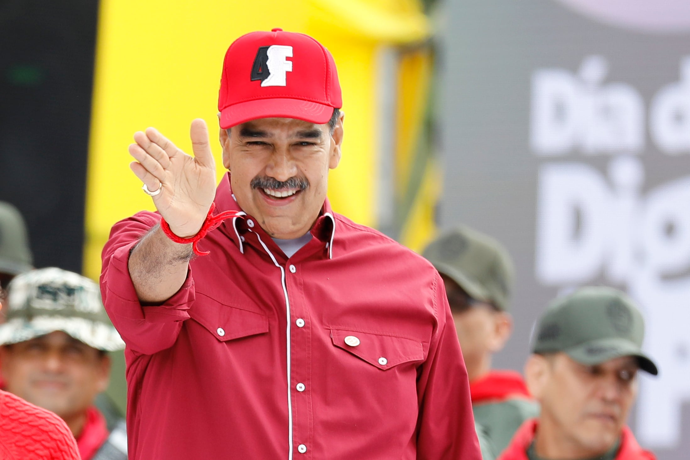 El presidente de Venezuela, Nicolás Maduro, saluda a sus seguidores durante un evento que marca el aniversario del fallido golpe de 1992 liderado por el fallecido presidente Hugo Chávez en Caracas, Venezuela, el martes 4 de febrero de 2025. (AP Foto/Cristian Hernandez)