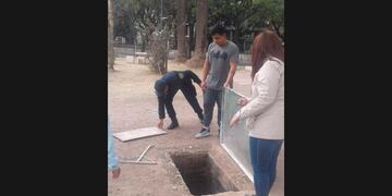 La fosa quedó abierta por el robo de su tapa, en pleno centro cordobés.