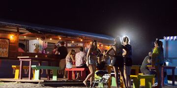 Música en vivo, gastronomía y buenos tragos para disfrutar en la playita de Alvear.