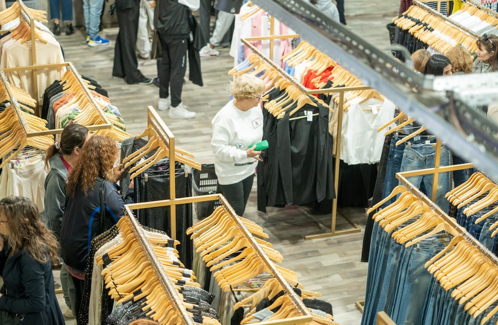 Un local de Córdoba venderá ropa al costo y donará parte de lo recaudado