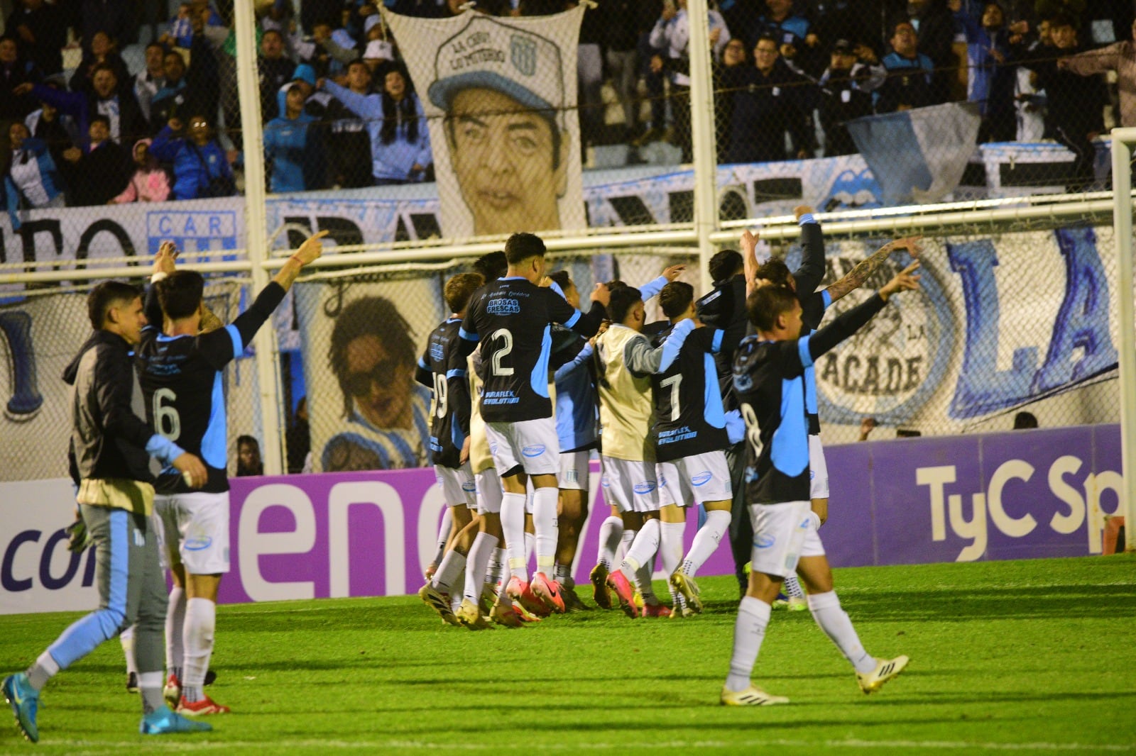 Racing le ganó 1-0 a San Martín de Tucumán y está con chances de meterse al Reducido por el segundo ascenso en las últimas dos fechas. (Javier Ferreyra / La Voz)