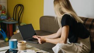 Qué empleo remoto pagan $60.000 dólares al año.