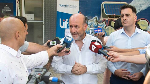 El secretario de Salud, Leonardo Caruana, brindó una conferencia de prensa.