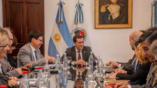 El gobernador Carlos Sadir (al centro) encabezó la reunión de la misión del Banco Mundial con ministros y funcionarios de la Provincia.