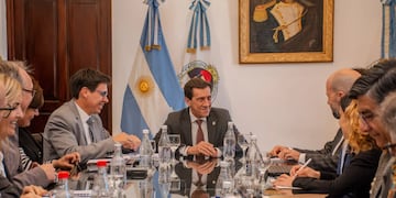 El gobernador Carlos Sadir (al centro) encabezó la reunión de la misión del Banco Mundial con ministros y funcionarios de la Provincia.