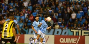 Mariano Miño conecta de cabeza y para el gol el centro de Pablo Vegetti. Invirtieron los roles y ganó Belgrano.