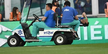 El llanto de Matías Catalán al dejar el campo de juego en el Talleres-Racing. Se rompió los ligamentos cruzados.