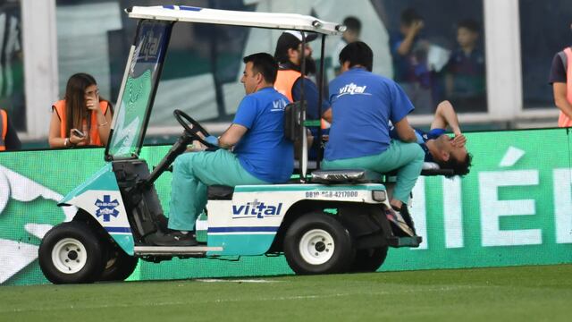 El llanto de Matías Catalán al dejar el campo de juego en el Talleres-Racing. Se rompió los ligamentos cruzados.