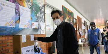 Diputado provincial Julio Barreto votando en Montecarlo.