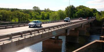 Río Cosquín. El puente actual, en Bialet Massé. La autovía demandará otro, mayor. (La Voz / Archivo)