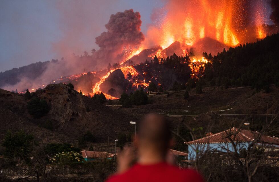 Islas Canarias: continúa la erupción volcánica, aunque las coladas de lava avanzan con lentitud