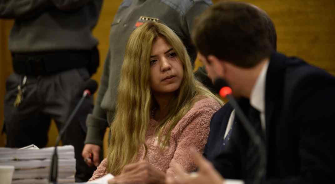 Acusada. Brenda Micaela Barattini dialoga con uno de sus abogados. La arquitecta, detenida en prisión, comenzó a ser juzgada. (Ramiro Pereyra)