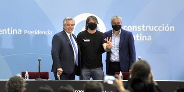 Alberto Fernández firmó convenios con la CGT y CTA para la asignación viviendas.