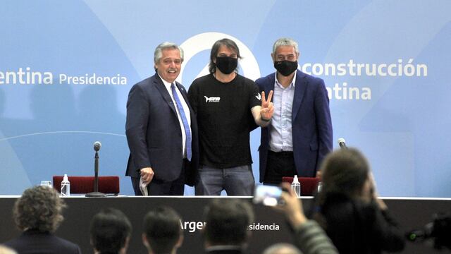 Alberto Fernández firmó convenios con la CGT y CTA para la asignación viviendas.