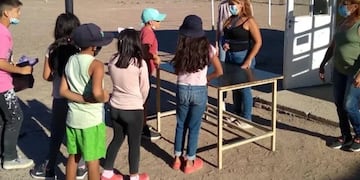 Una enfermera de Neuquén donó útiles escolares para alumnos de Río Negro.