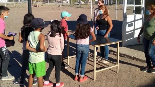 Una enfermera de Neuquén donó útiles escolares para alumnos de Río Negro.