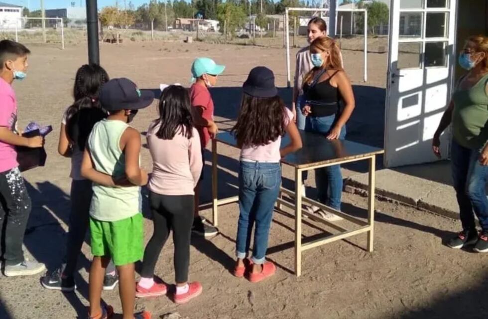 Una enfermera de Neuquén hizo una rifa y donó 170 kits escolares para alumnos de Río Negro