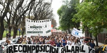 Los residentes y concurrentes continúan con sus reclamos.