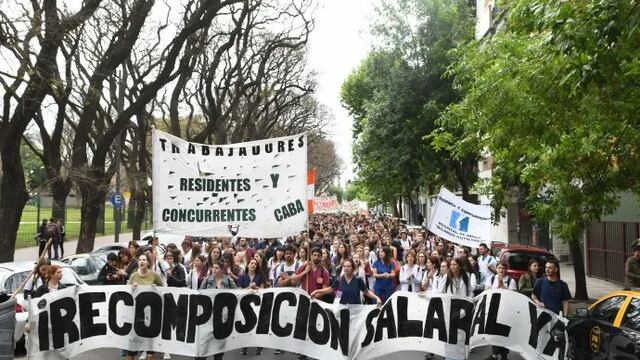Los residentes y concurrentes continúan con sus reclamos.