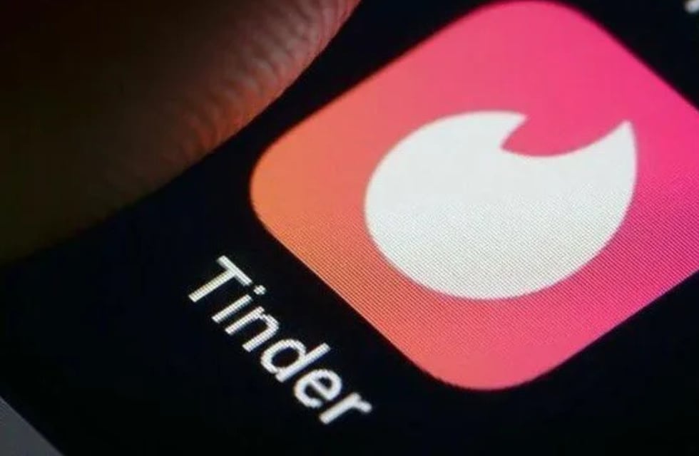 Fue a encontrarse con su “cita de Tinder” y lo esperaba su esposa: la reacción quedó grabada