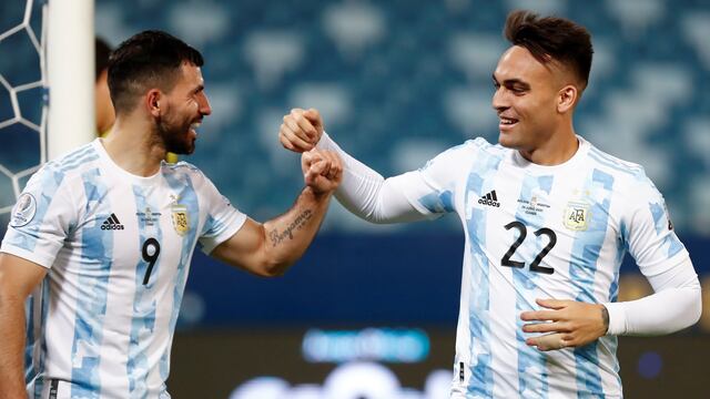 El festejo de gol entre Sergio Agüero y Lautaro Martínez.