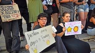 Los allegados de las víctimas protestaron en el centro de Córdoba. (Pedro Castillo / La Voz)