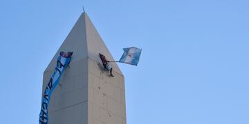 Los hinchas llegaron a treparse al Obelisco. (AP)
