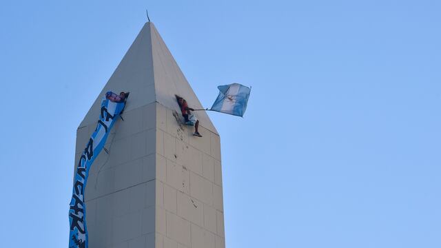 Los hinchas llegaron a treparse al Obelisco. (AP)