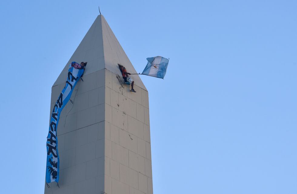 Incidentes entre hinchas y la Policía cuando intentaban desalojar el Obelisco