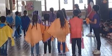 Videos: la cocina de una escuela en San Martín explotó en medio de un acto, a metros de los niños. Foto: Captura Video Facebook