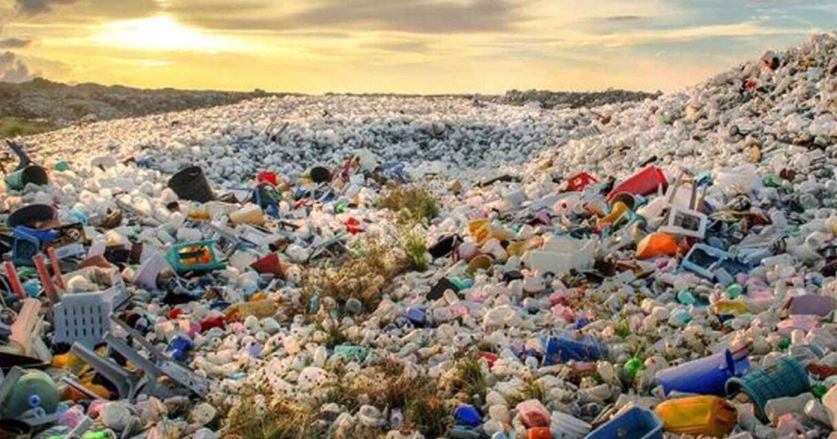 Las cámaras ambientales, que nuclean a las empresas de la industria del tratamiento de residuos, advierten que menos del 5% tienen un destino adecuado. El caso de Santa Fe muestra que la legislación existe, pero la fiscalización es débil.