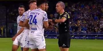 Jugadores de Godoy Cruz intentan recibir explicaciones del árbitro Mastrángelo ante el penal sancionado a favor de Boca Juniors en La Bombonera en el 1-1.