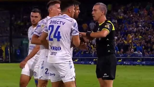 Jugadores de Godoy Cruz intentan recibir explicaciones del árbitro Mastrángelo ante el penal sancionado a favor de Boca Juniors en La Bombonera en el 1-1.