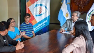 Cecilia Palacios y Carlos Palacios (izq.) dialogan con los concejales de la Comisión de Cultura que entregaron a los músicos la declaración "de interés cultural" para el ciclo de música "Café de Cámara".