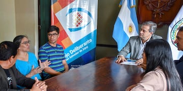 Cecilia Palacios y Carlos Palacios (izq.) dialogan con los concejales de la Comisión de Cultura que entregaron a los músicos la declaración "de interés cultural" para el ciclo de música "Café de Cámara".