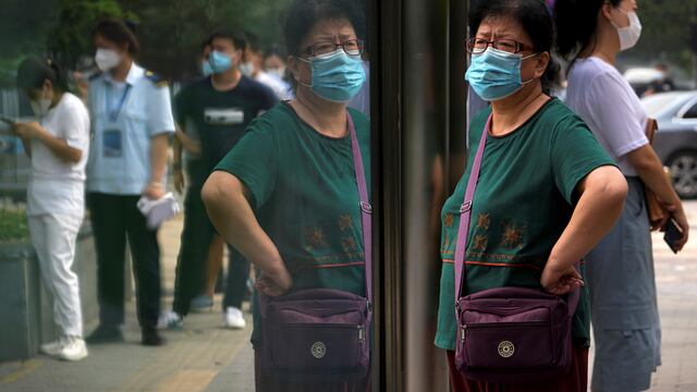 Un grupo de ciudadanos espera para hisoparse en Beijing, China, a causa de un nuevo brote de la variante Ómicron de Covid.