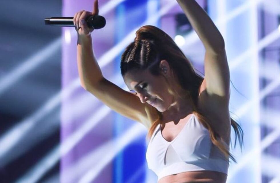 Soledad Pastorutti sorprendió a sus fanáticos con una increíble entrada aérea en el Movistar Arena