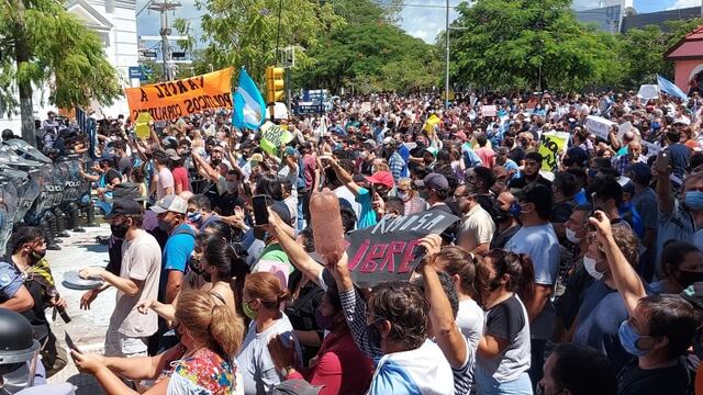 Represión policial en Formosa en contra de manifestantes tras la vuelta a fase 1 de la cuarentena.