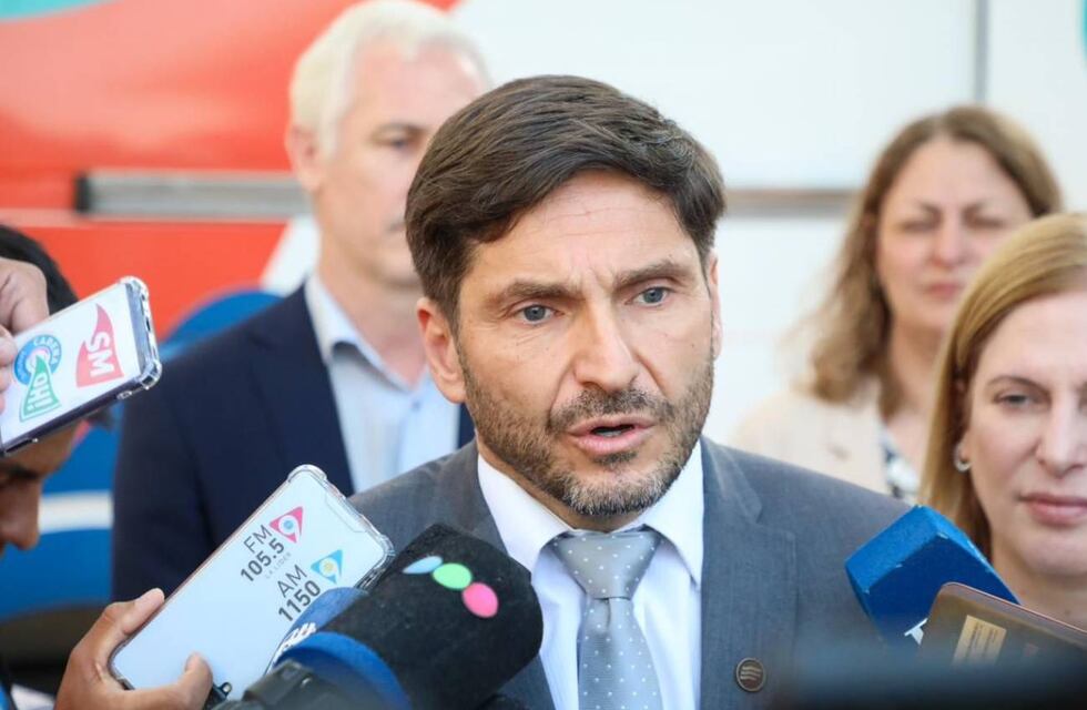 Gobernador al agua: Maximiliano Pullaro se zambulló en una pileta de María Susana