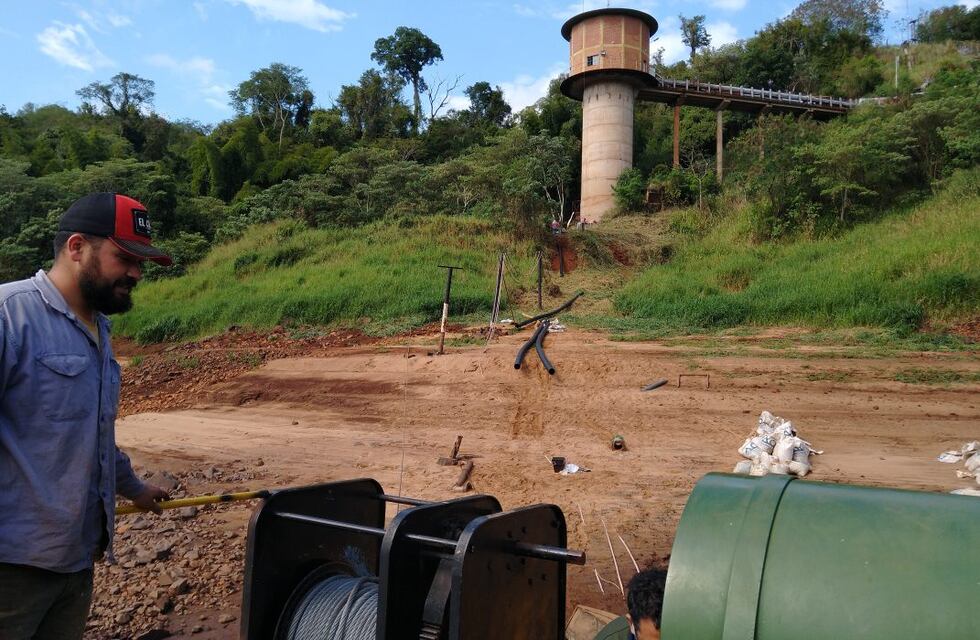 Arriba a Puerto Iguazú nueva cañería para modificar el sistema de captación de agua