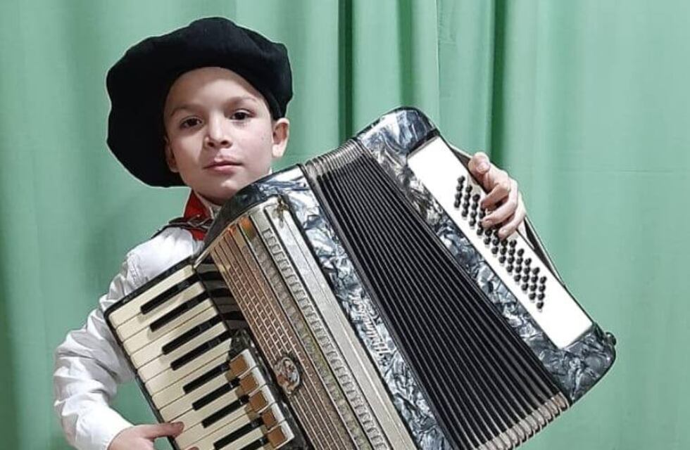 Valentín, “El ángel del acordeón” mercedino, compartió su felicidad por la escuela y una figurita del Mundial