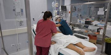 El informe diario del ministerio de Salud indicó que en Mendoza se registraron hasta la fecha 132.027 casos positivos confirmados Covid-19. Orlando Pelichotti/Los Andes
doctor, medico, médica. 
enfermera, militar, salud, vacunacion, positivo, jubilado, anciano, pacientes
pandemia, covid, covid 19, salud, coronavirus