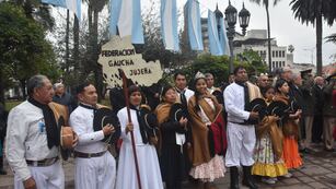 El acto protocolar por el Éxodo Jujeño se celebró en la plaza Belgrano con la presencia de funcionarios y autoridades de los tres poderes del Estado, representantes de las fuerzas de armadas y de seguridad, miembros de instituciones educativas, entidades belgranianas y asociaciones gauchas.