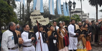 El acto protocolar por el Éxodo Jujeño se celebró en la plaza Belgrano con la presencia de funcionarios y autoridades de los tres poderes del Estado, representantes de las fuerzas de armadas y de seguridad, miembros de instituciones educativas, entidades belgranianas y asociaciones gauchas.