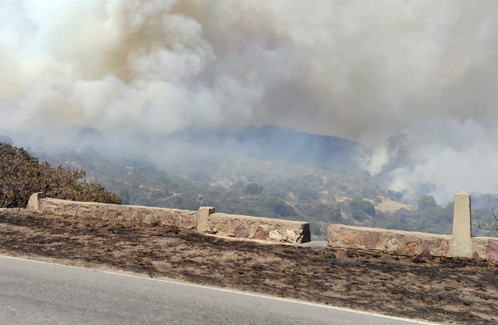 Incendios en Córdoba: continúa el duro combate contra el foco en Traslasierra