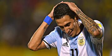 El jugador estuvo en el banquillo mirando el partido contra Australia.