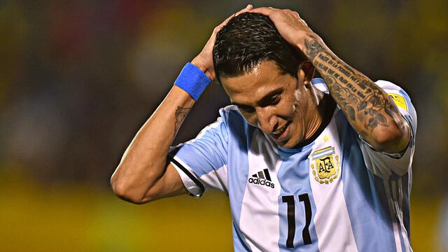 El jugador estuvo en el banquillo mirando el partido contra Australia.