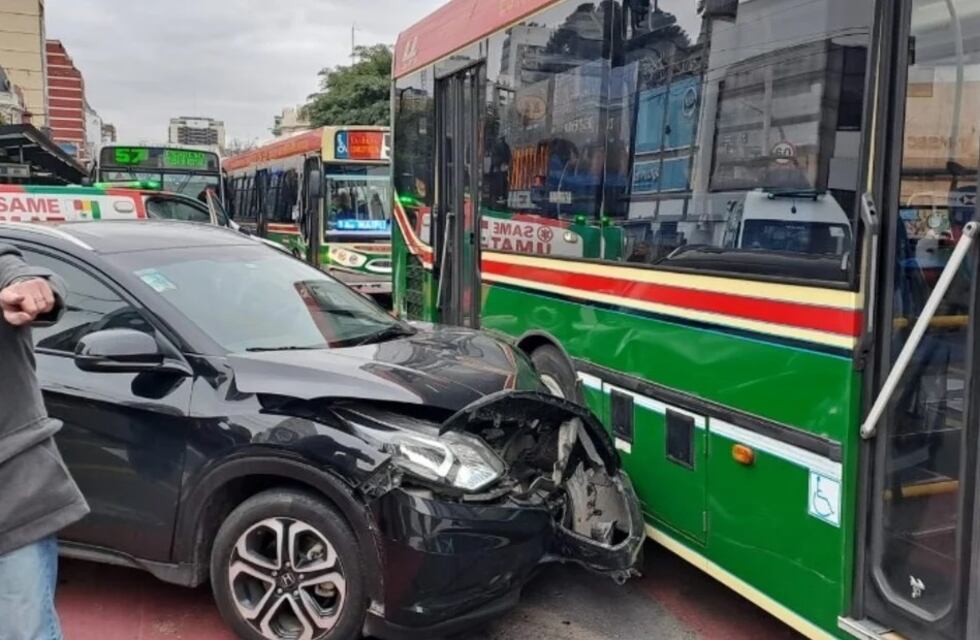 Accidente en Belgrano: un hombre perdió el control de su auto, atropelló a tres mujeres y colisionó con un colectivo