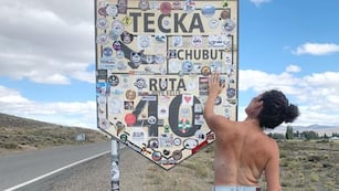 Laura Biscarreta se retrata en distintas partes de la Argentina con la espalda descubierta